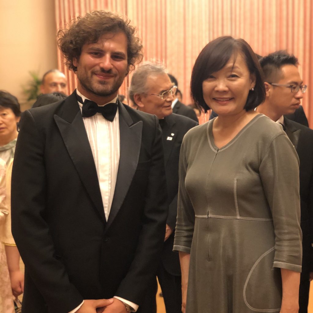 Press - Davide Santacolomba get a photo with First Lady Japanese